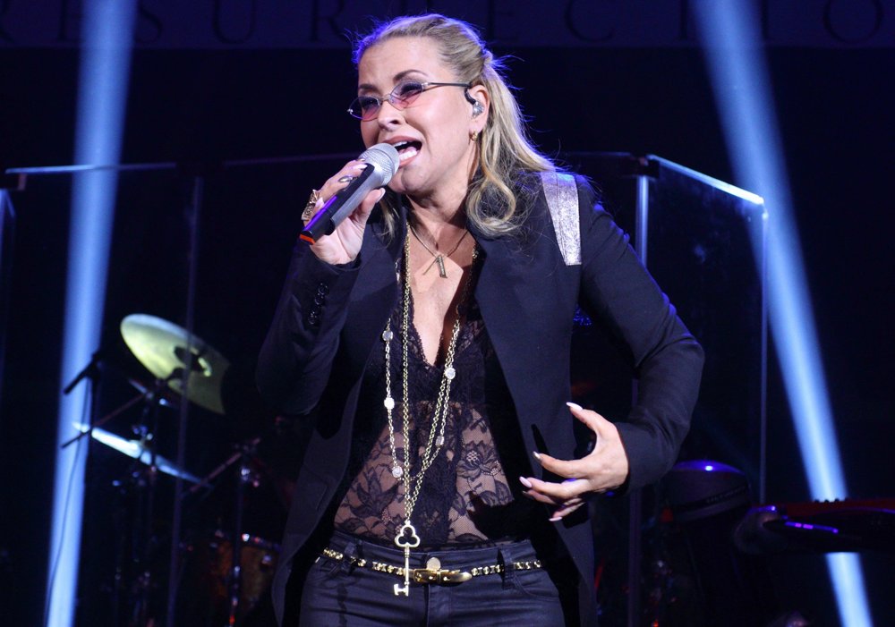 Anastacia Performs