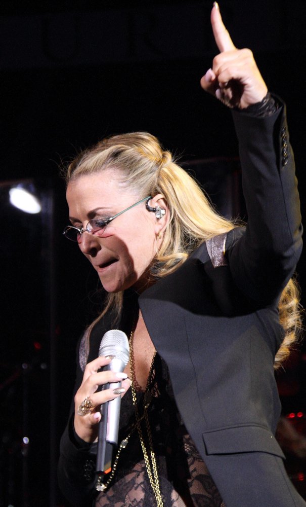 Anastacia Performs