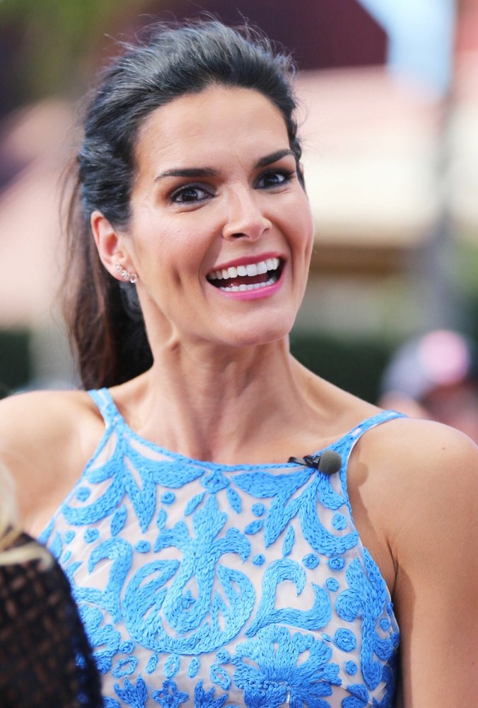 Angie Harmon Appears on Extra