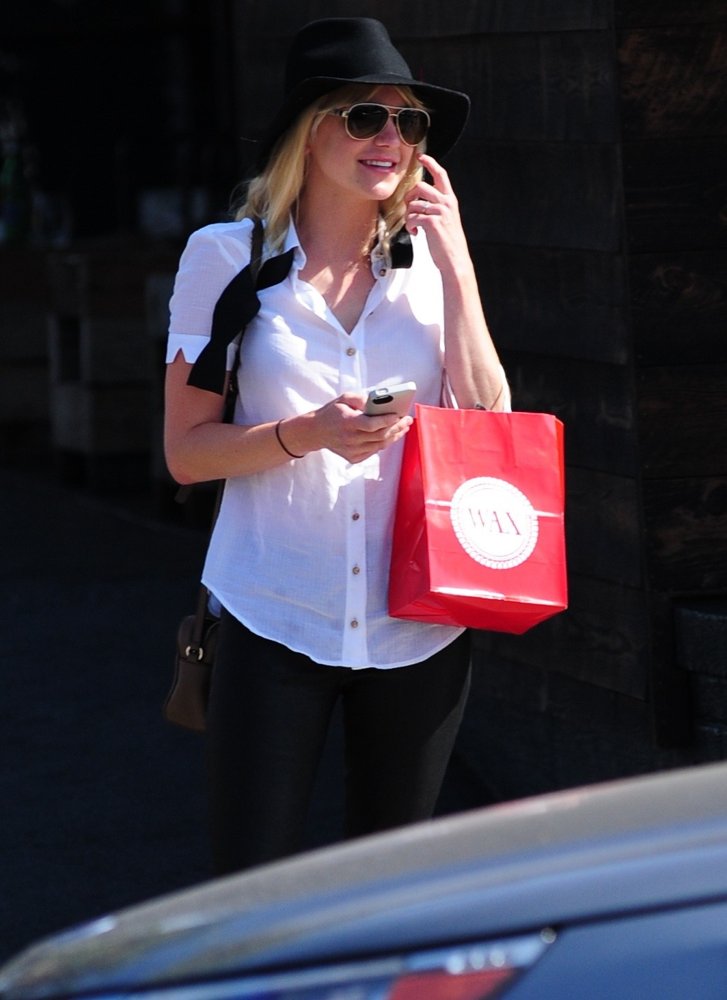 Anna Faris Leaving Wax Salon
