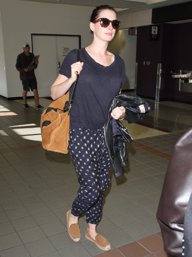 Anne Hathaway Arrives at Los Angeles International Airport