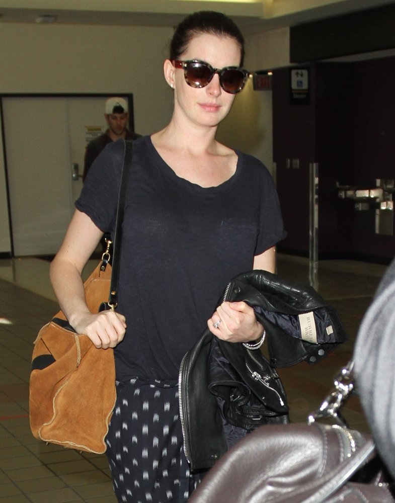 Anne Hathaway Arrives at Los Angeles International Airport