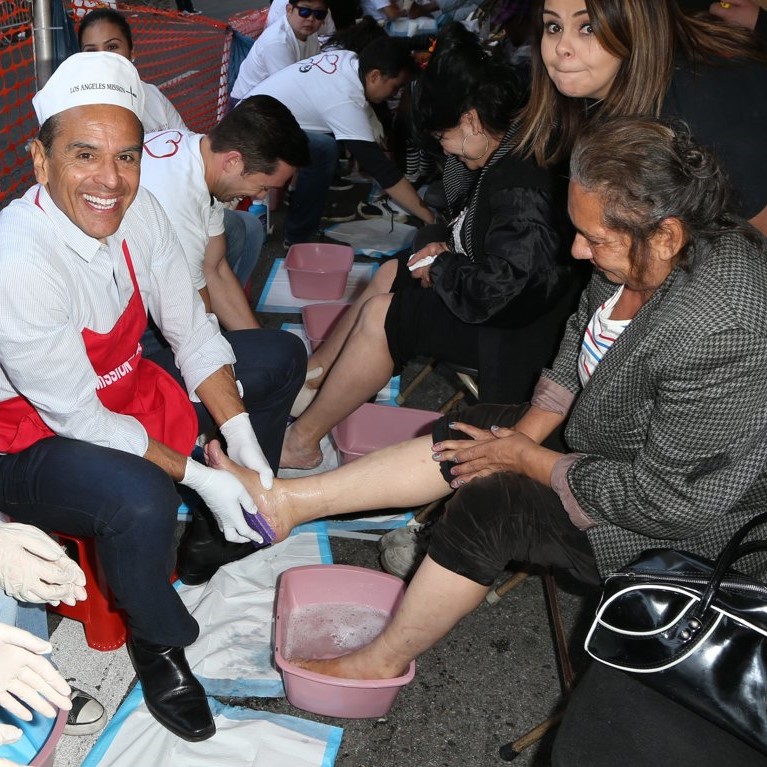 2016 Los Angeles Mission Thanksgiving Meal for The Homeless