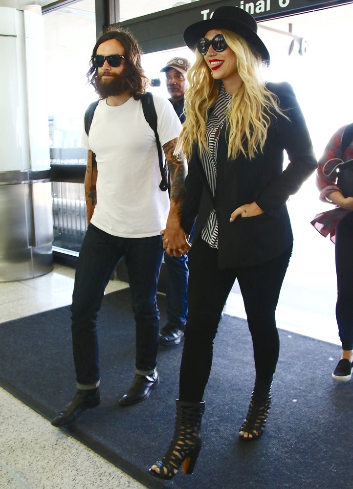 Kesha with Brad Ashenfelter at Los Angeles International Airport
