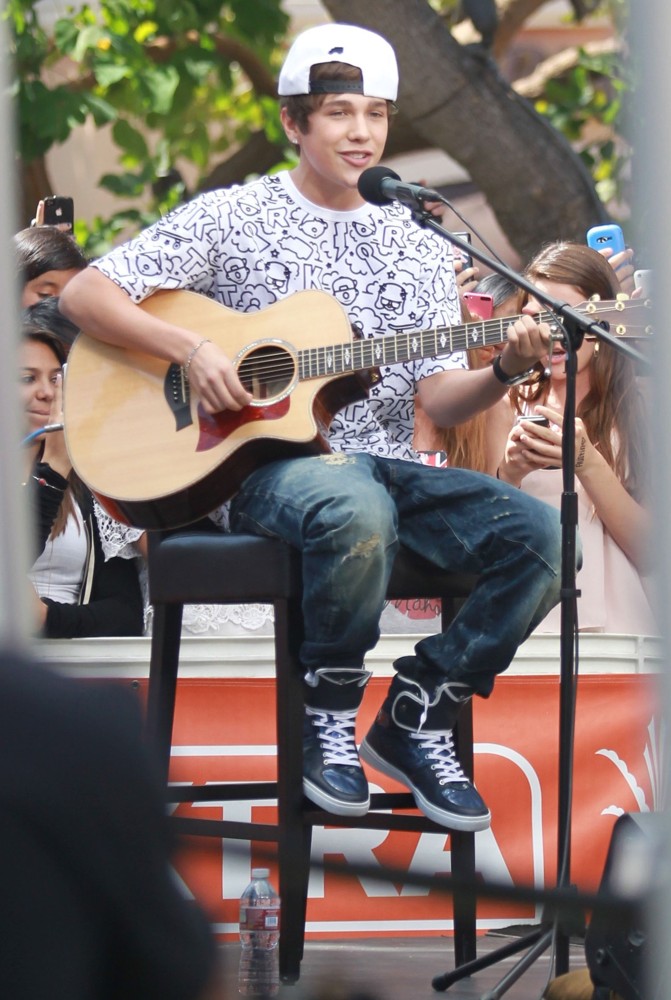 Austin Mahone Films Extra