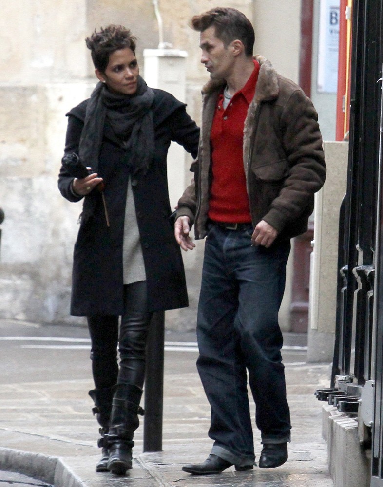 Halle Berry and Olivier Martinez Out for A Walk
