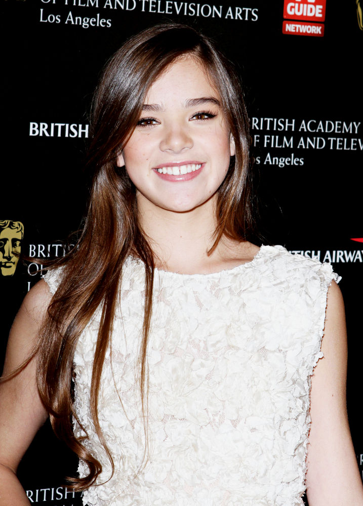 Hailee Steinfeld Gets $100,000 Over 'True Grit' Co-Stars' Swears