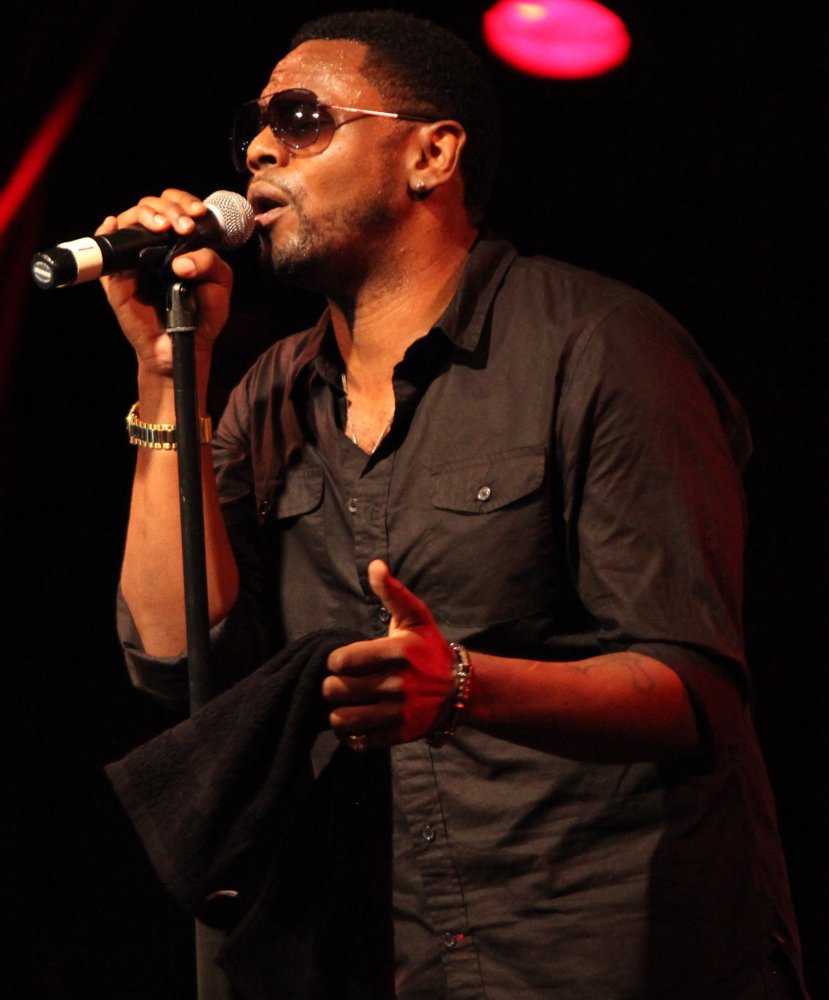 Carl Thomas Performs
