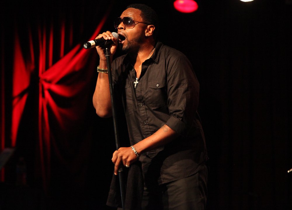 Carl Thomas Performs
