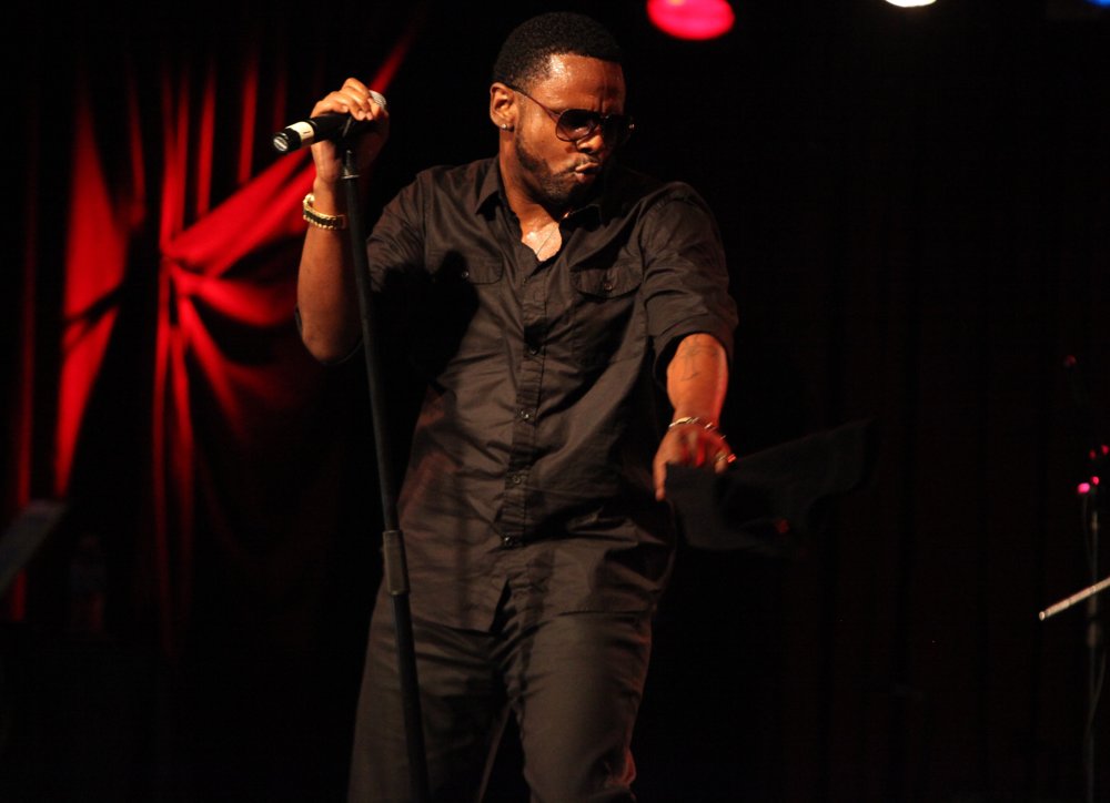 Carl Thomas Performs