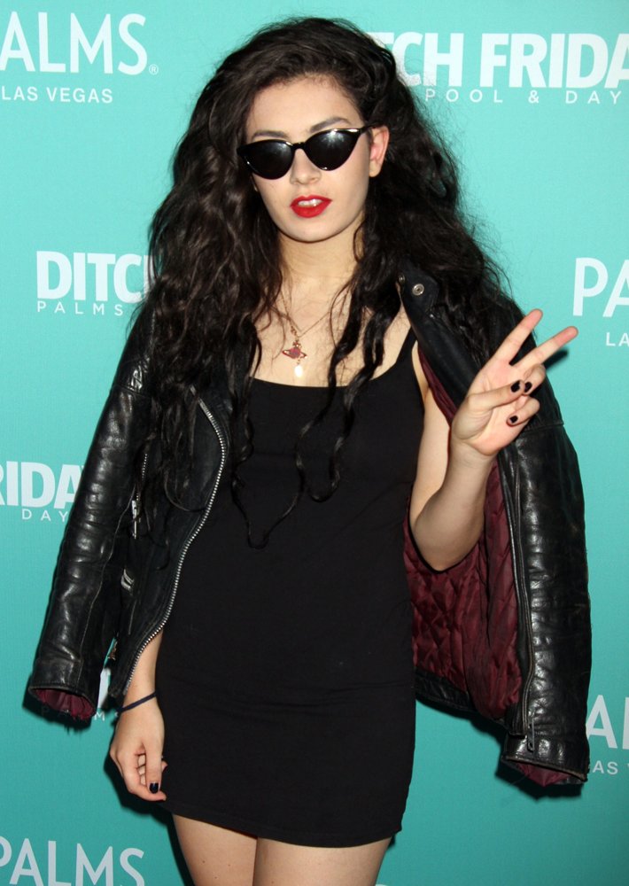 Charli XCX Performs Live at Ditch Fridays