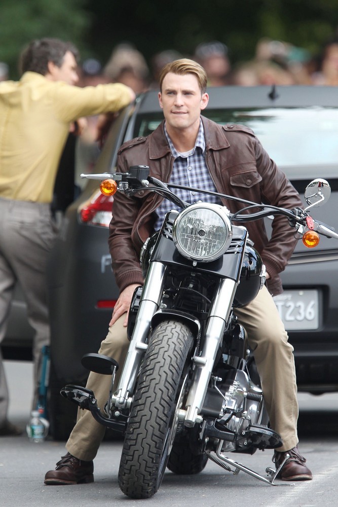 Actors on The Set of The Avengers Shooting on Location in Manhattan