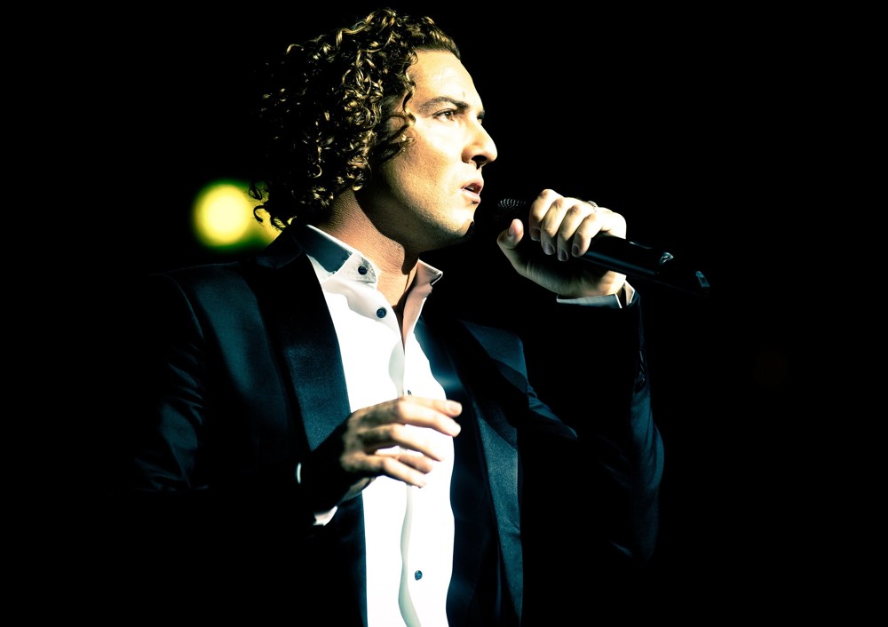 David Bisbal Performs