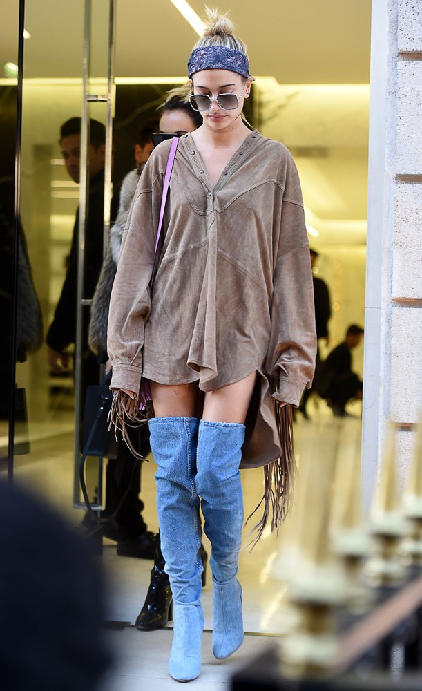 Hailey Baldwin Goes Shopping During Fashion Week