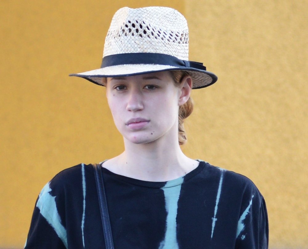 Iggy Azalea Goes To The Nail Garden