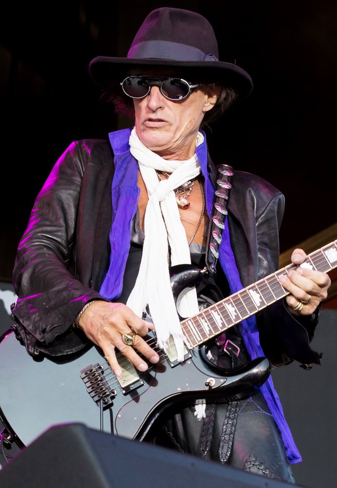 Hollywood Vampires Performing Live
