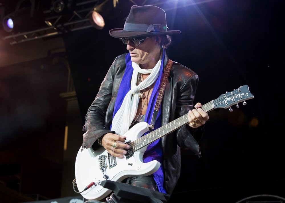Hollywood Vampires Performing Live