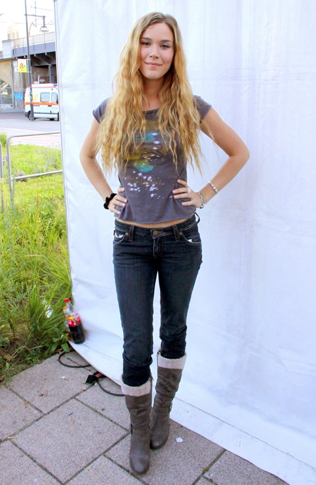 Joss Stone Signing Autographs