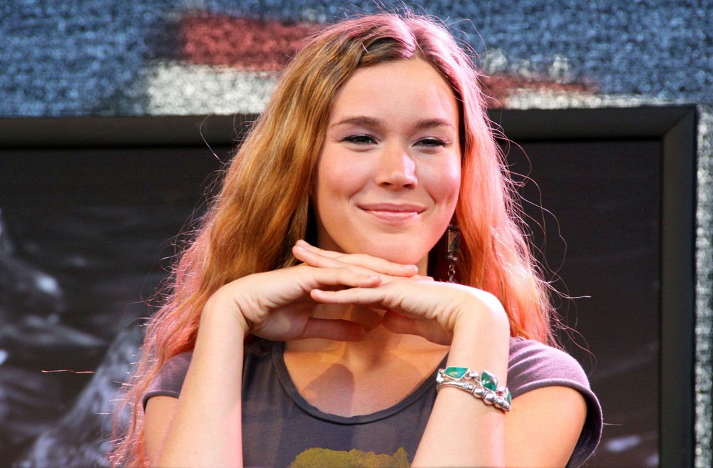 Joss Stone Signing Autographs