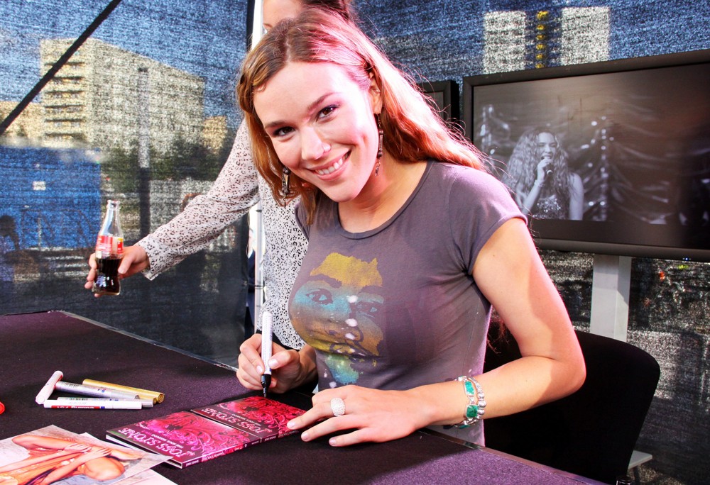 Joss Stone Signing Autographs