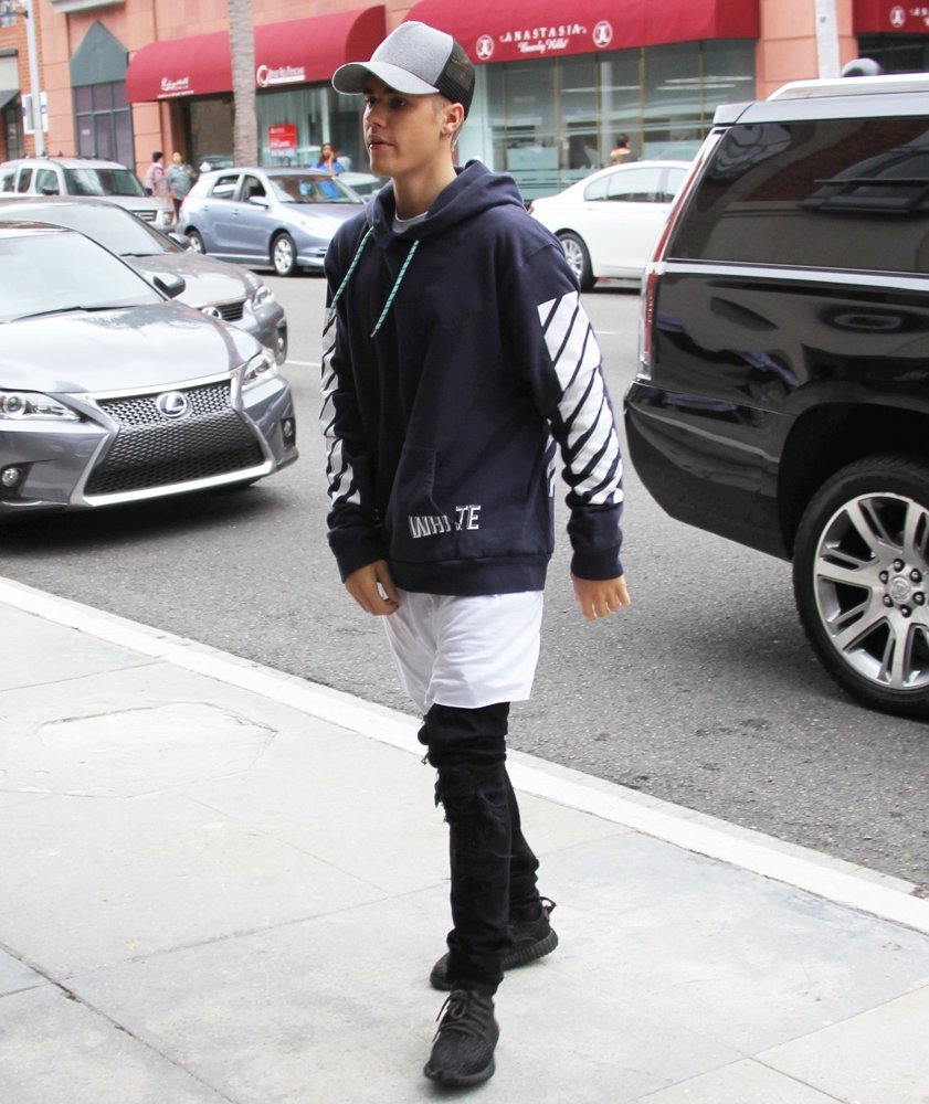 Justin Bieber Arrives at A Medical Building