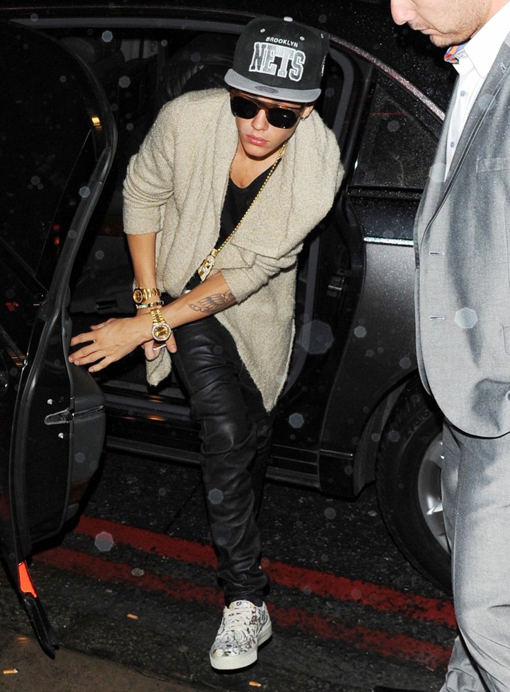 Justin Bieber Stops at Middle Eastern Kebab Restaurant Shishawi