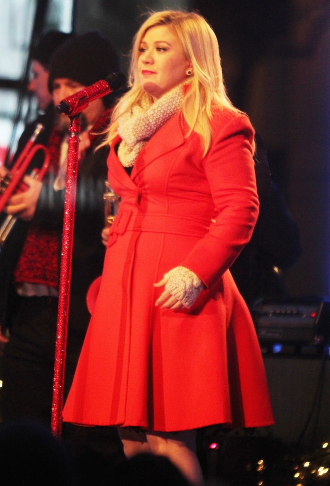 Kelly Clarkson Performing Live at 2013 Rockefeller Center Christmas Tree Lighting