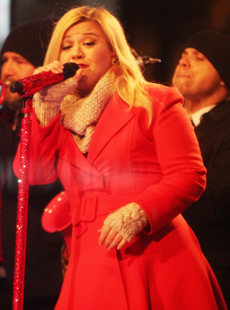 Kelly Clarkson Performing Live at 2013 Rockefeller Center Christmas Tree Lighting