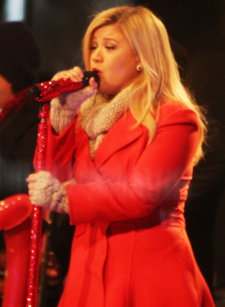 Kelly Clarkson Performing Live at 2013 Rockefeller Center Christmas Tree Lighting
