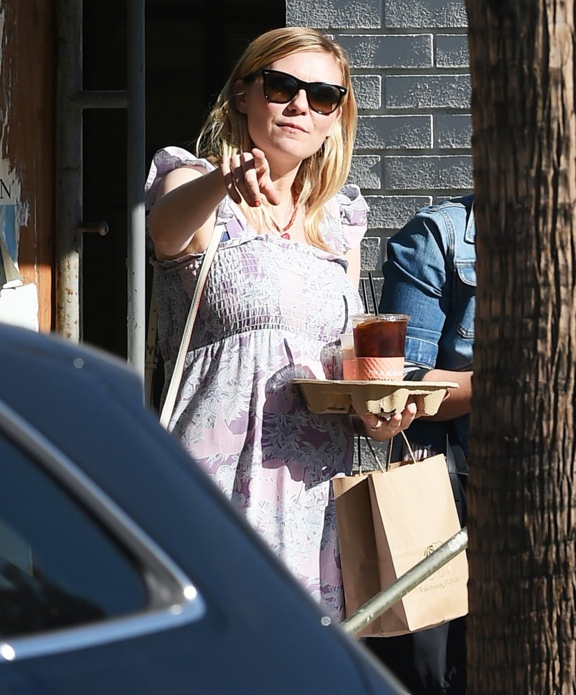 Pregnant Kirsten Dunst Has Lunch