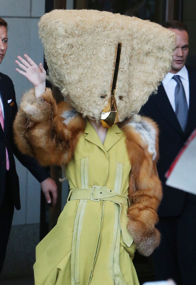 lady-gaga-leaving-ritz-carlton-hotel-01.