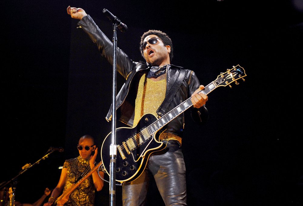 у ленни кравица порвались штаны. ленни кравиц на концерте штаны. Lenny kravitz gibson. ленни кравиц штаны. ленни кравиц концерт в стокгольме 2015.