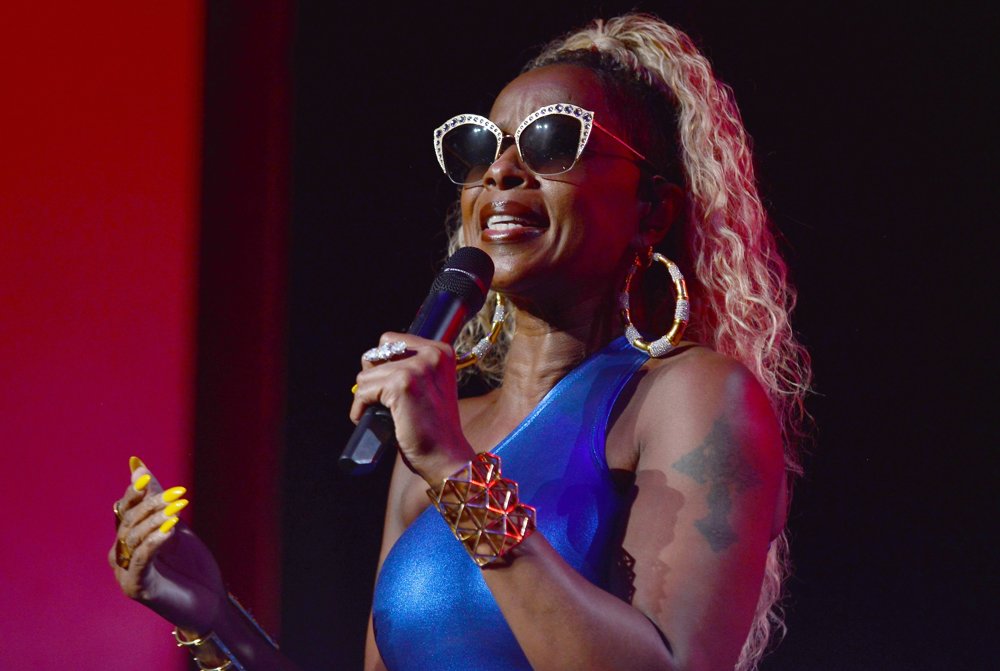 Mary J. Blige Performing Live in Concert During Her Strength of a Woman Tour