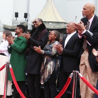 Rashida Jones, Usher, Snoop Dogg, Dr. Dre, Kareem Abdul-Jabbar in Quincy Jones Hand and Footprint Ceremony