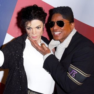 Michael Jackson, Jermaine Jackson in Jermaine Jackson Visits The Wax Figure of His Brother Michael Jackson