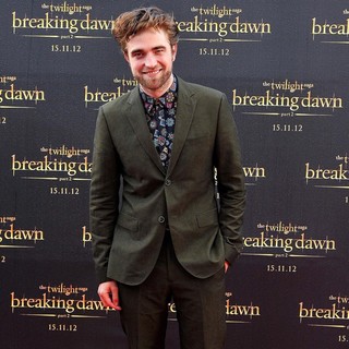 Robert Pattinson Promotes The Twilight Saga's Breaking Dawn Part II