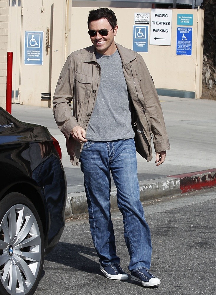 Seth MacFarlane Leaves A Cafe After Having Lunch
