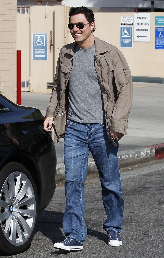 Seth MacFarlane Leaves A Cafe After Having Lunch