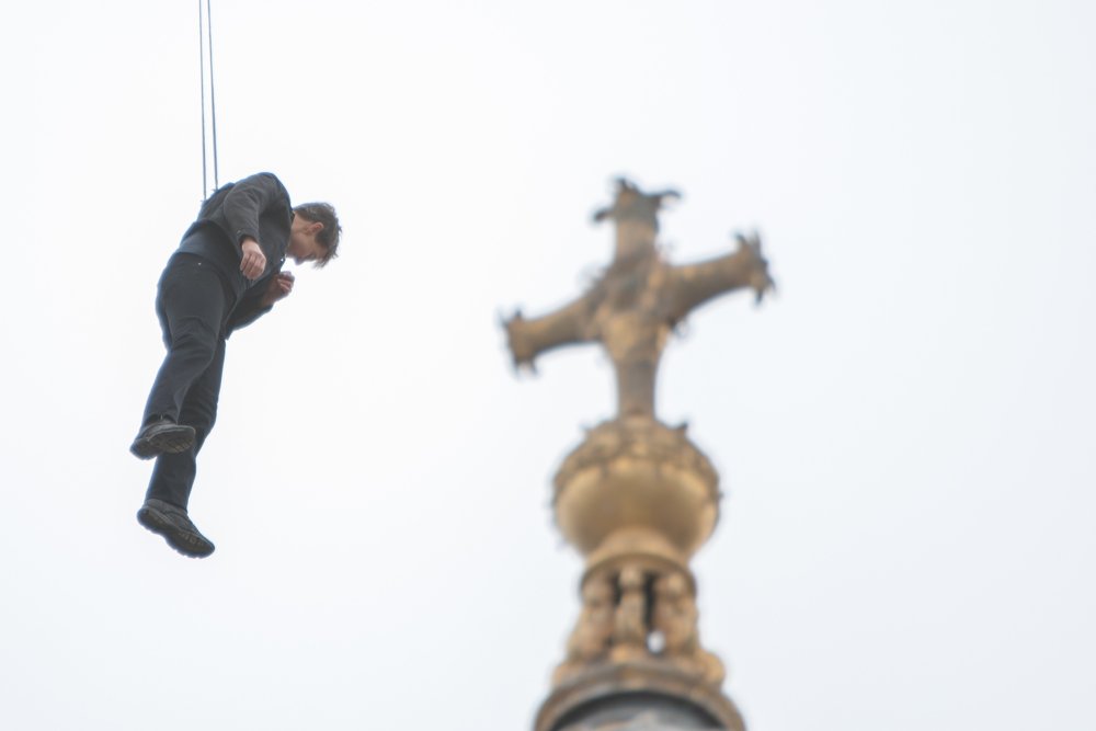 Tom Cruise Leaps from The Roof of St. Paul's Cathedral During Filming for Mission: Impossible