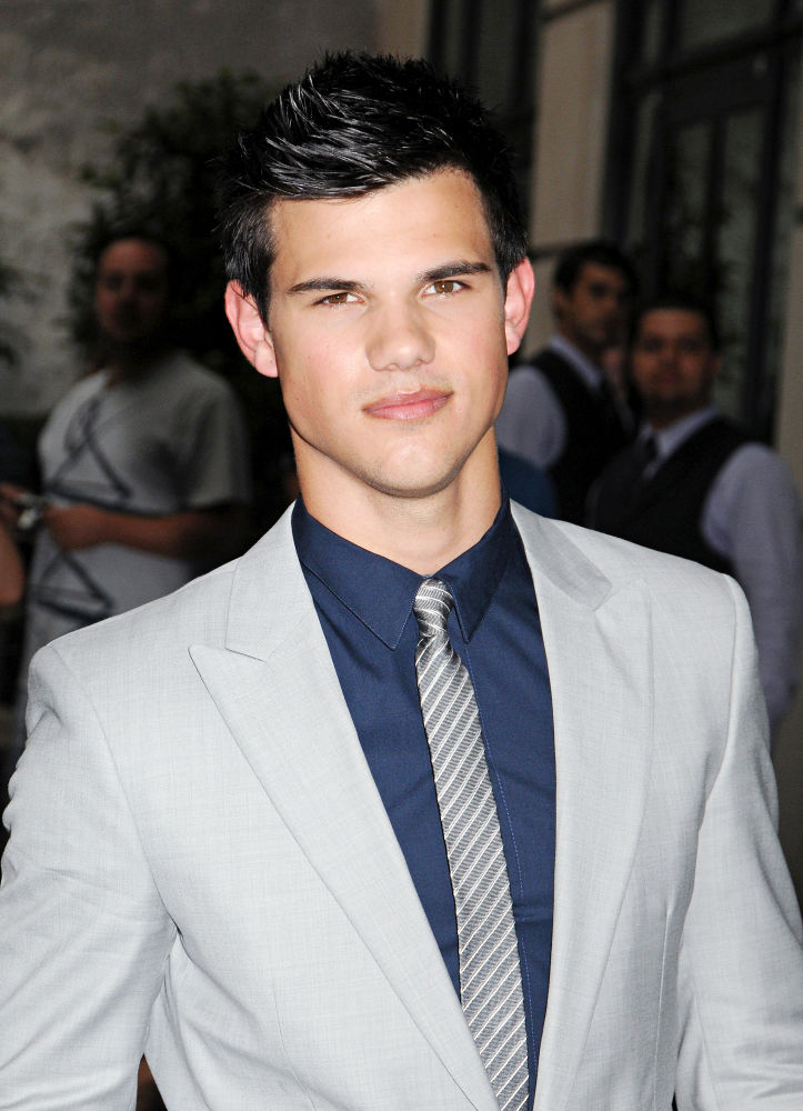 Taylor Lautner Puts College Plan On Hold