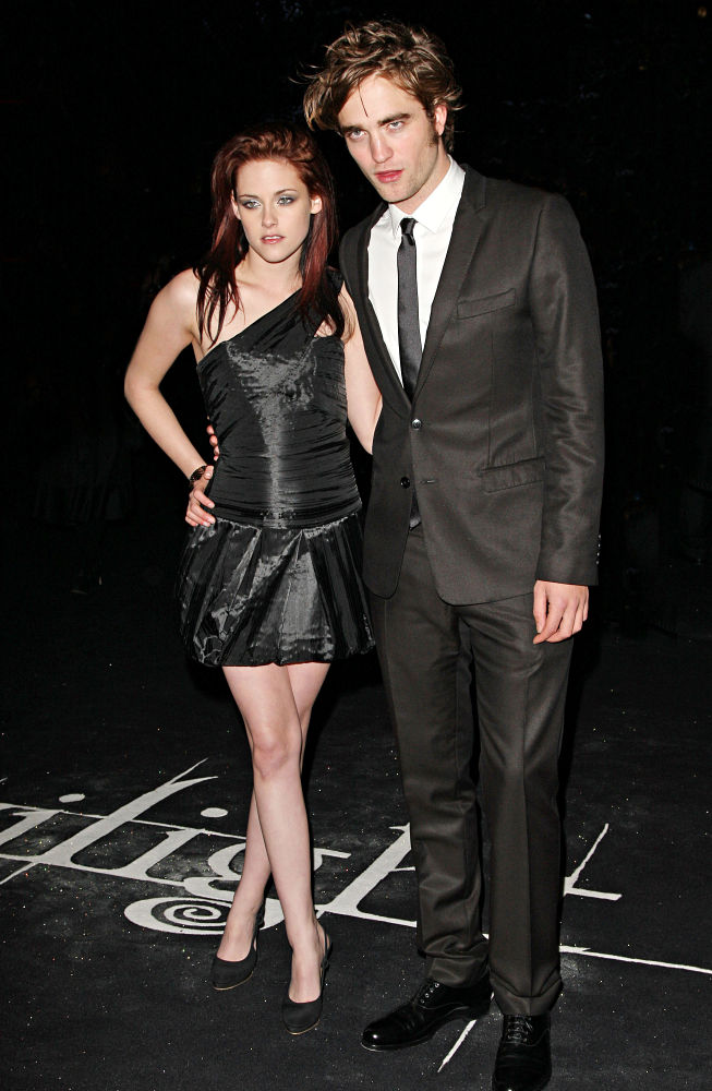 Kristen Stewart Stunned Being Caught With Robert Pattinson at New Year Holiday