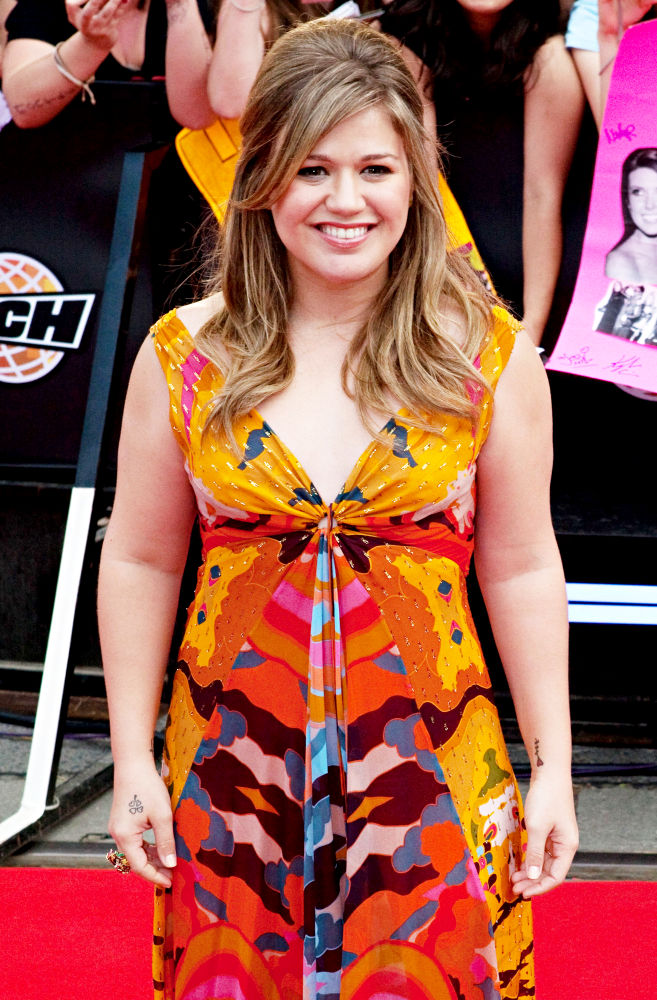 Kelly Clarkson Drops Price of Tennessee Home