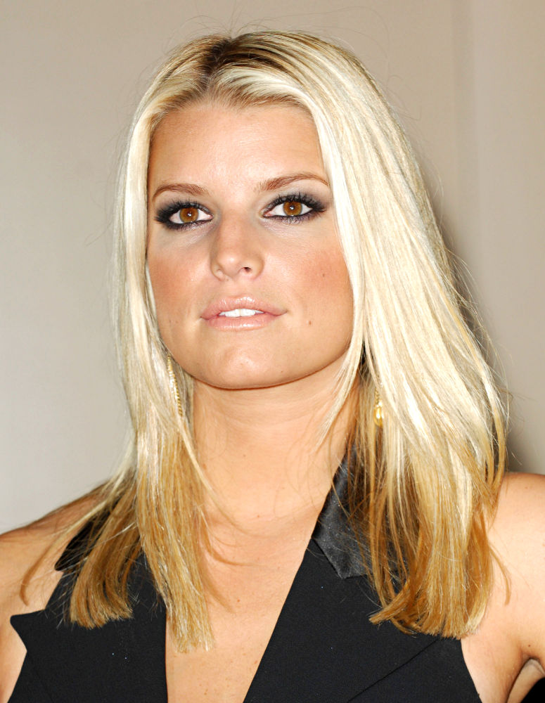 Jessica Simpson Won't Shed Her Clothes Even for Oscars