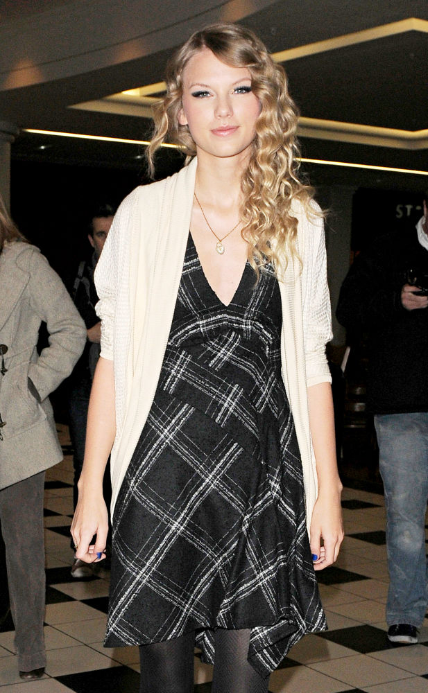 Taylor Swift Loves Having Conversations With Herself