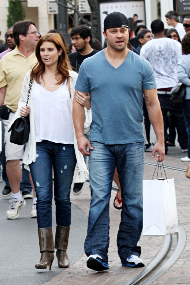 Joanna Garcia to Wed Nick Swisher on December 11