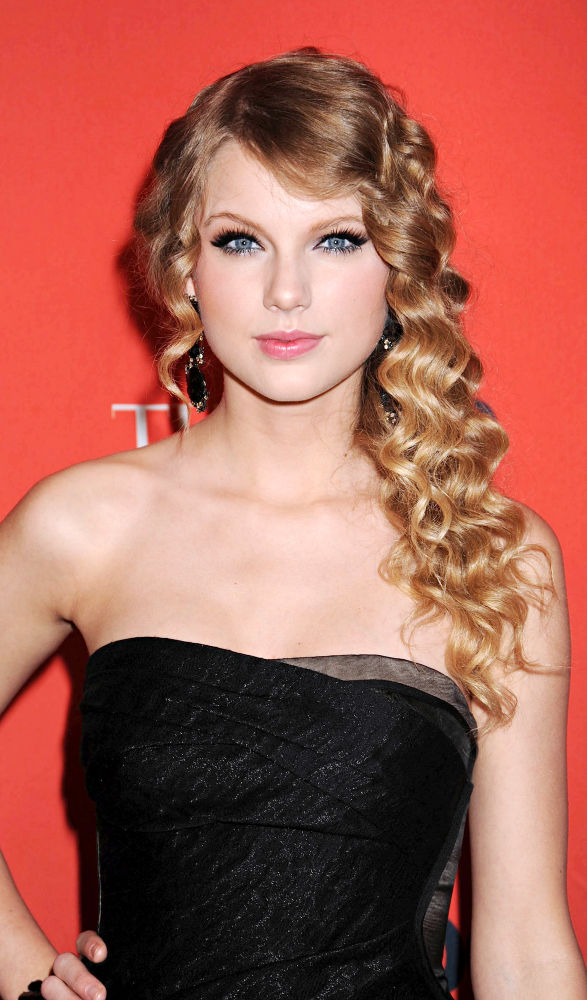 Taylor Swift Has Fireplace Inside Tour Bus