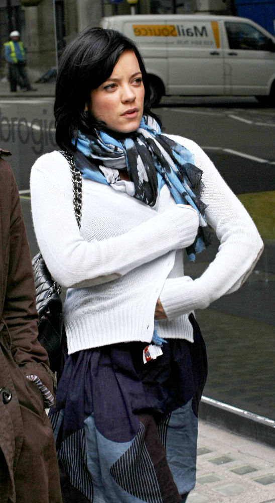 Pregnant Lily Allen Fell in a Restaurant