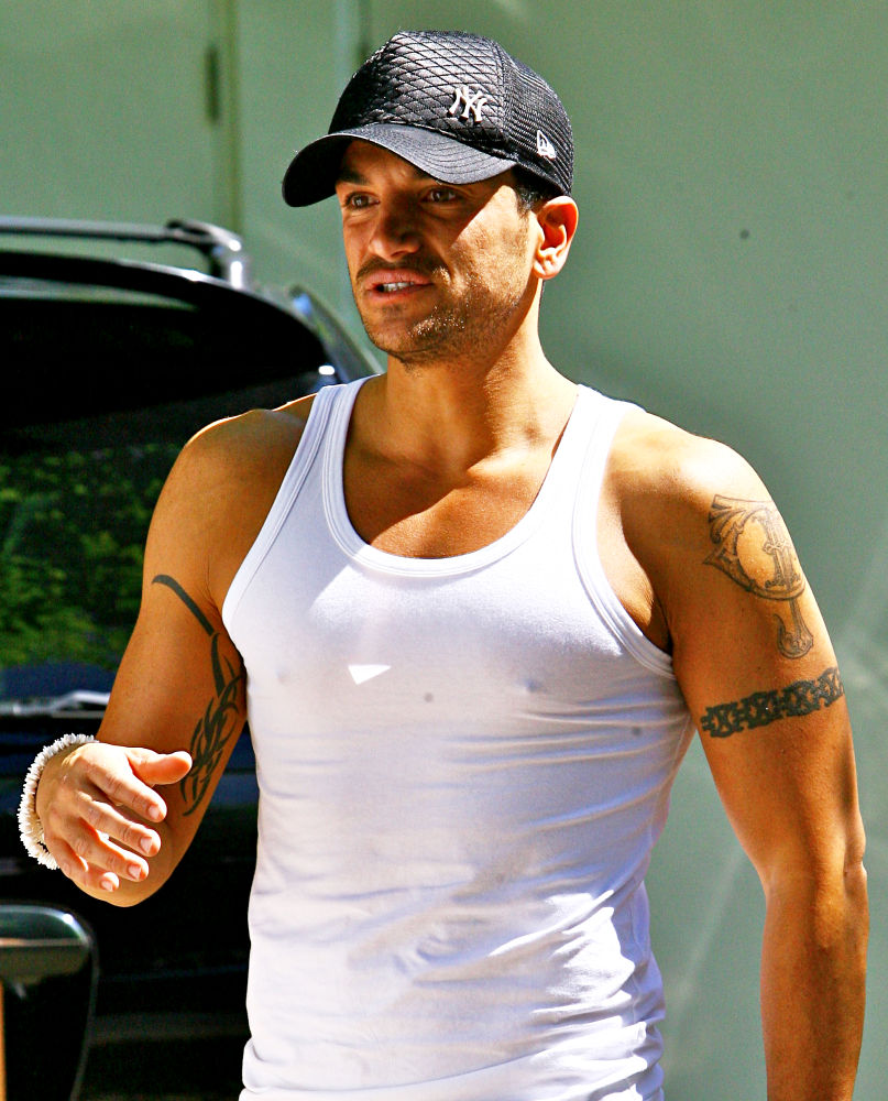 Peter Andre Forced to Improvise During Live Appearance