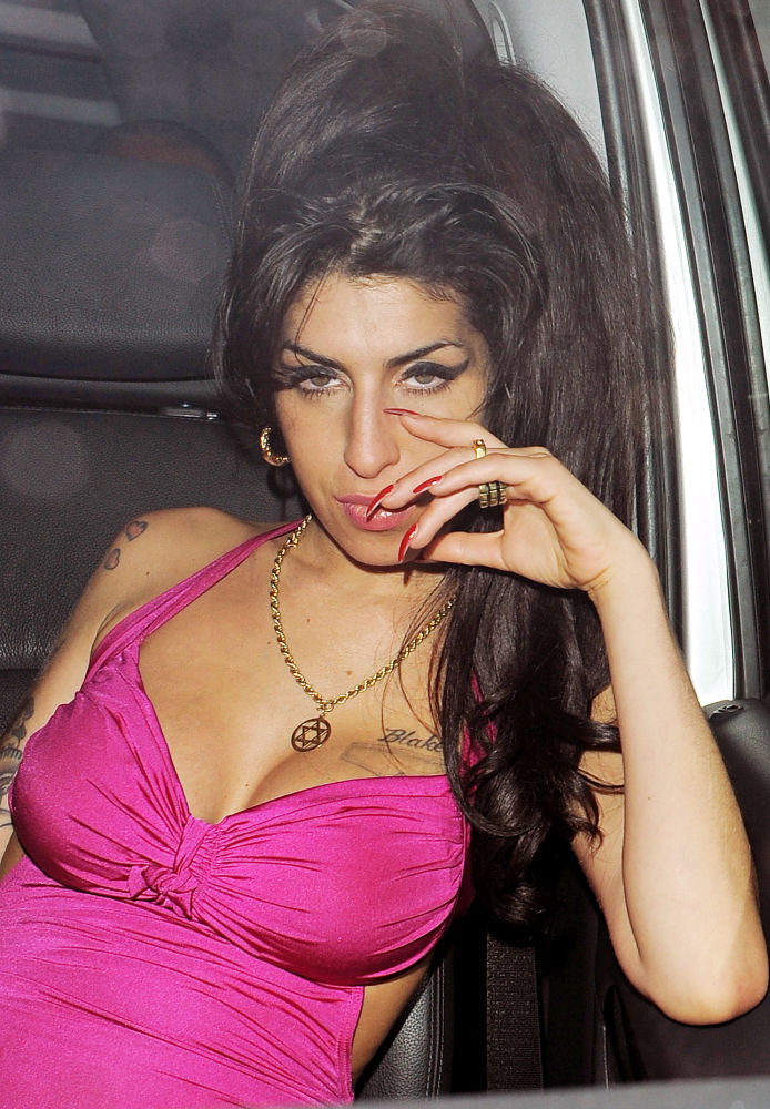 Amy Winehouse Booking Gigs for Music Comeback
