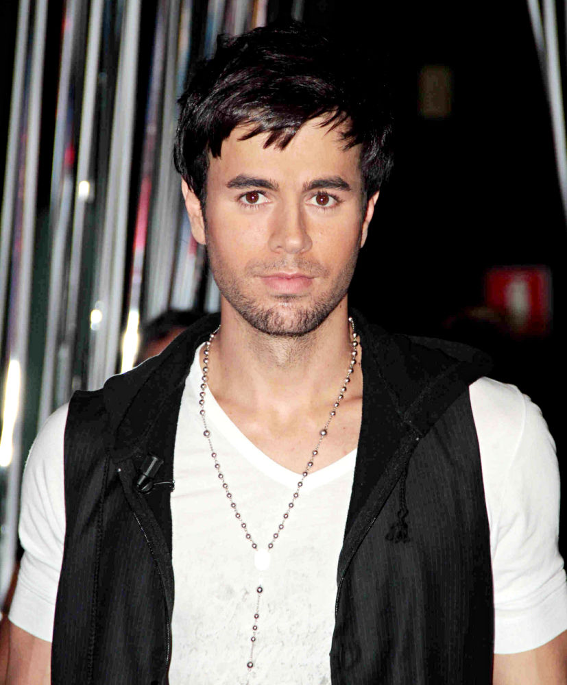 Enrique Iglesias Denies Breaking Up With Anna Kournikova